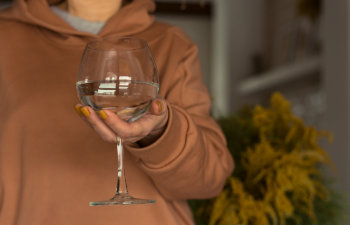 woman holds a wine glass